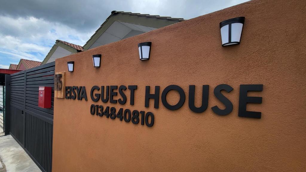 亚娄Eisya Guest House With Pool的一座标有卡萨旅馆标志的建筑