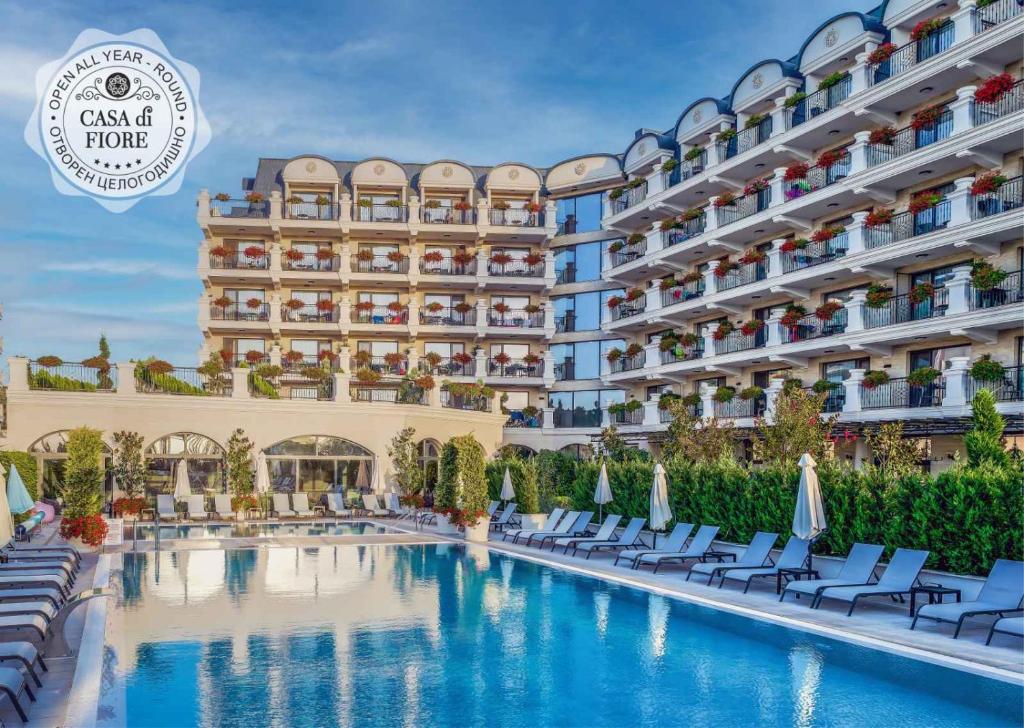 克兰内沃Casa di Fiore SPA and Medical Hotel, Mineral Pools & Private Beach的从游泳池可欣赏到酒店景色