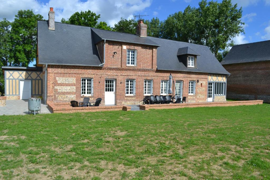 DoudevilleLa clef des champs的前面有草坪的大砖房子