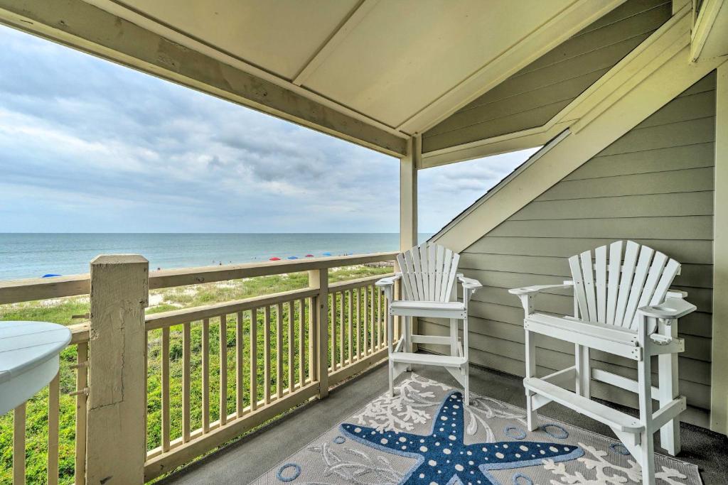 橡树岛Beachfront Condo with Unobstructed Ocean Views!的一个带两把椅子的门廊和大海