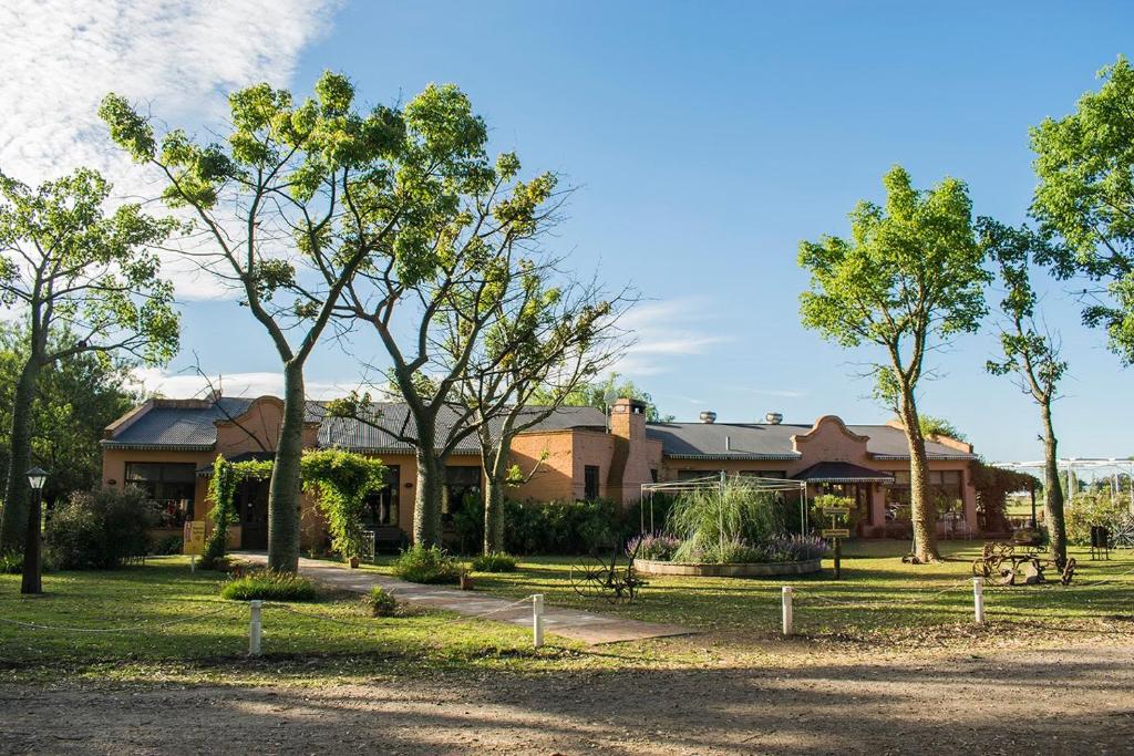 卡尼乌拉斯Pampas del Sur Hotel y Spa de campo的公园前有树木的建筑