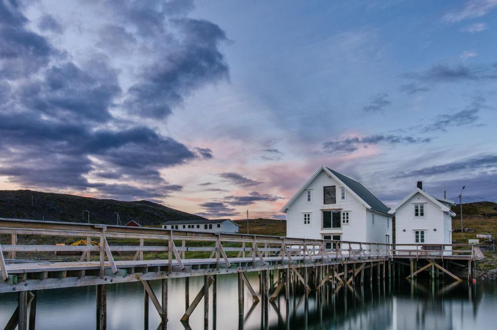 Kongsfjord洛夫森博格布里吉度假屋的水边码头上的白色房子