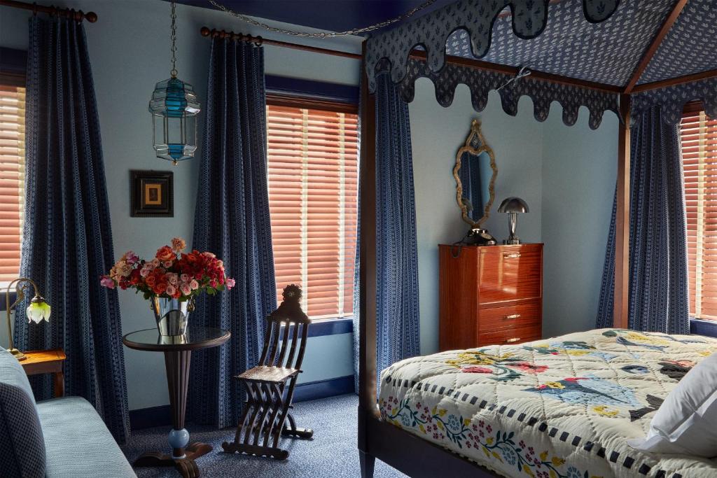 巴尔的摩Ulysses的一间卧室配有天蓬床和桌椅