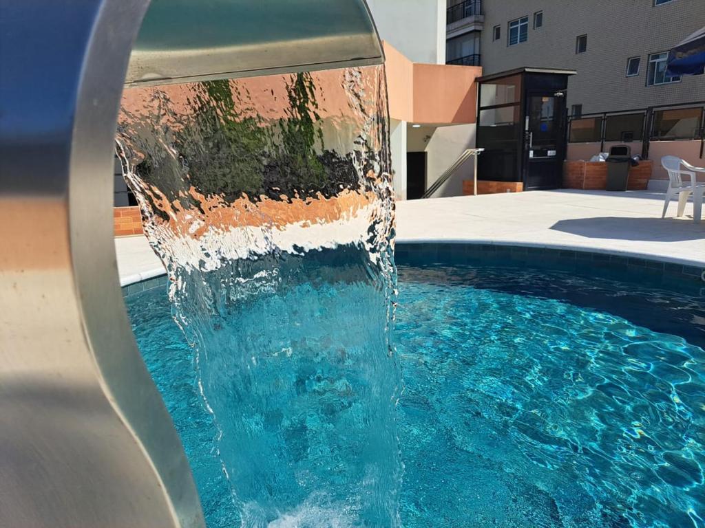 桑托斯普拉亚弗莱特四海之家酒店的游泳池前的喷泉