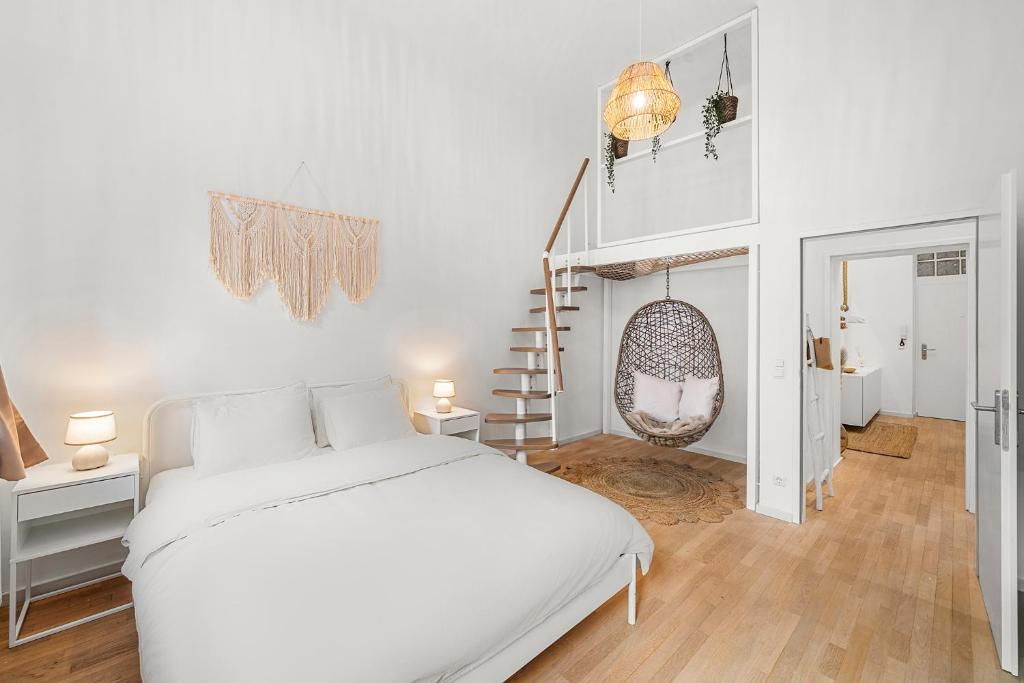 维也纳The BoHo Loft VIE的一间白色的卧室,配有床和楼梯