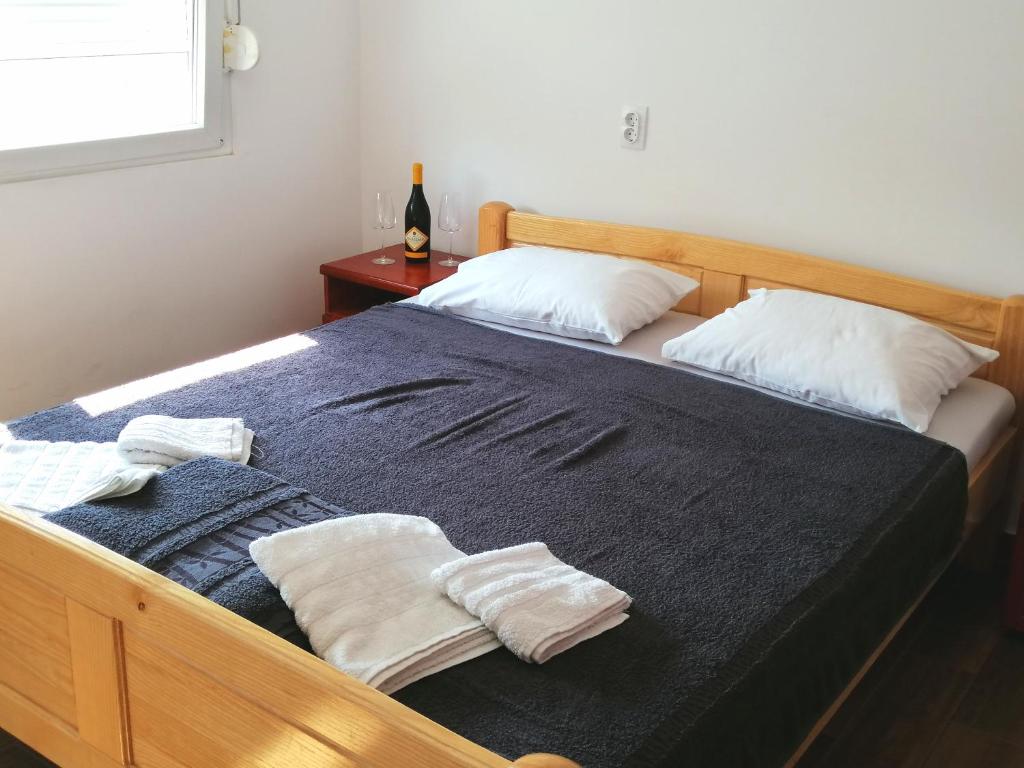 ObrenovacVaš Kutak - Sobe Lux za izdavanje的一间卧室配有一张床,上面有两条毛巾