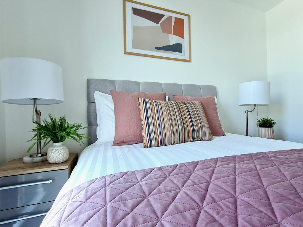 谢菲尔德City Centre 2 Bedroomed Apartment - Great views - wifi的一间卧室配有一张大床和紫色棉被