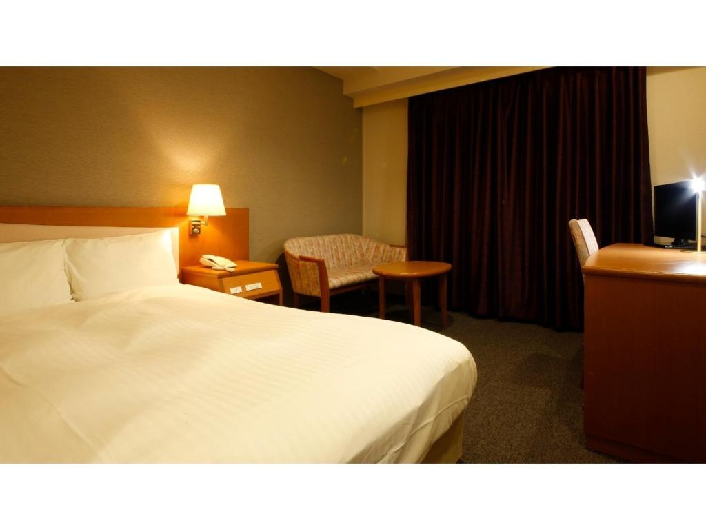 赤穗Ako onsen AKO PARK HOTEL - Vacation STAY 21613v的酒店客房,配有白色的床和椅子