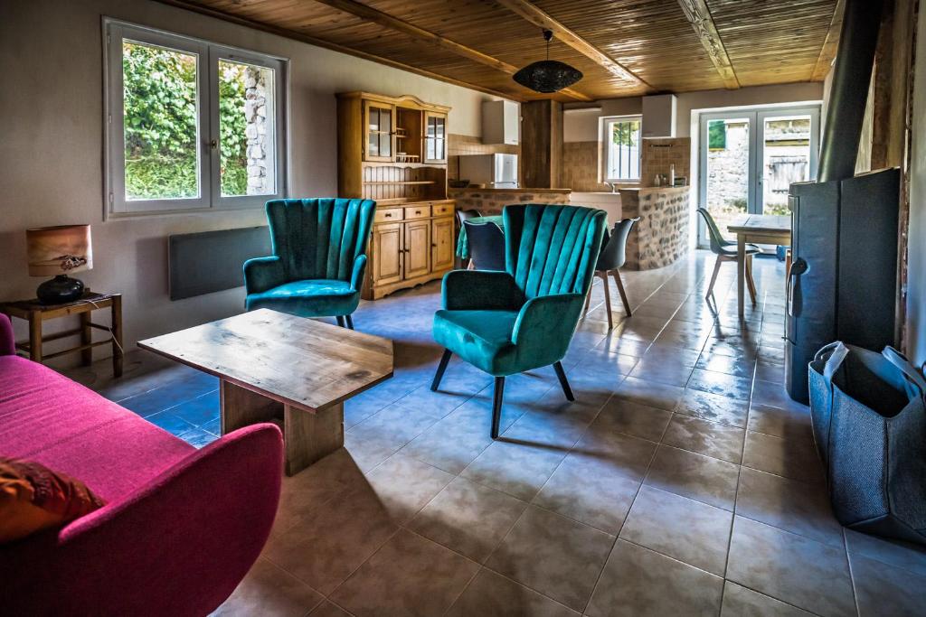 Faux-la-MontagneGîte Broussas Beach lac de Vassivière的客厅配有沙发、椅子和桌子