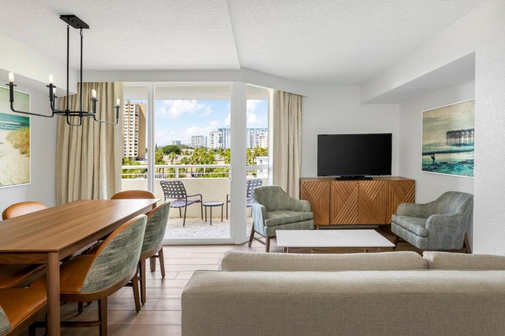 帕诺滩Club Wyndham Santa Barbara的客厅配有沙发和带电视的桌子