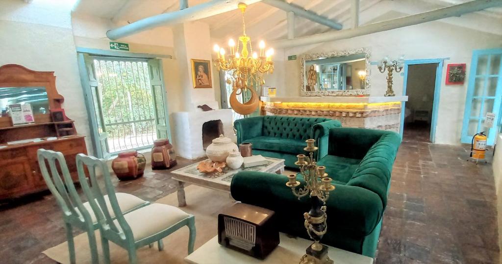 莱瓦镇Casa Provenzal的客厅配有绿色沙发和椅子
