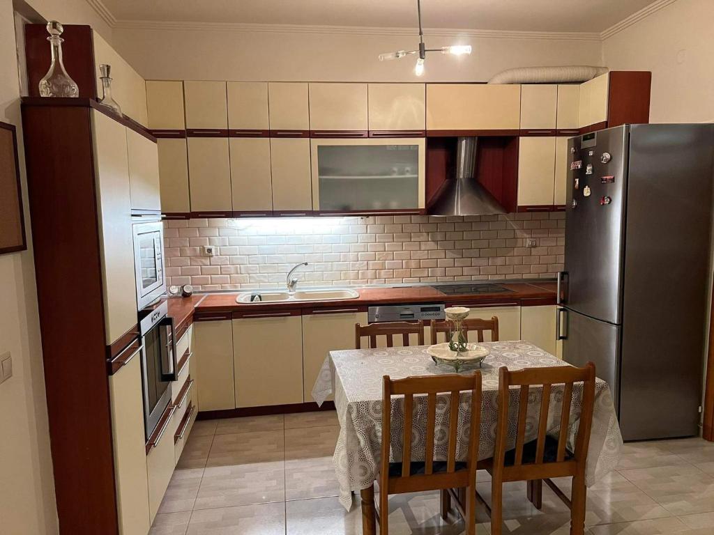 塞萨洛尼基Rania's house的厨房配有桌子和不锈钢冰箱。