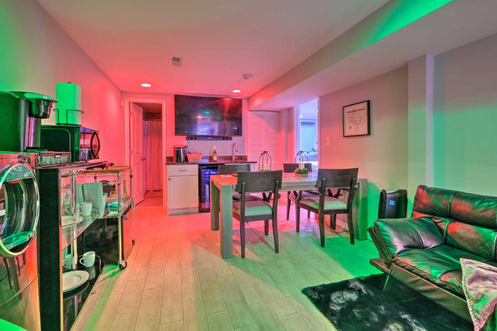 华盛顿Modern DC Apartment about 6 Mi to National Mall!的客厅配有沙发和桌椅