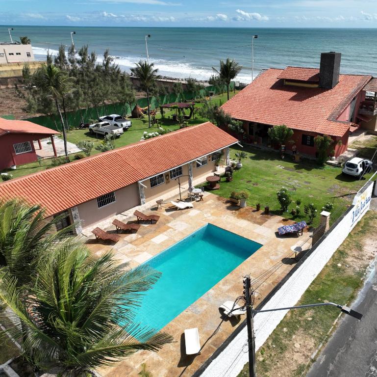 考卡亚Vila icarai的享有带游泳池和大海的房屋的空中景致