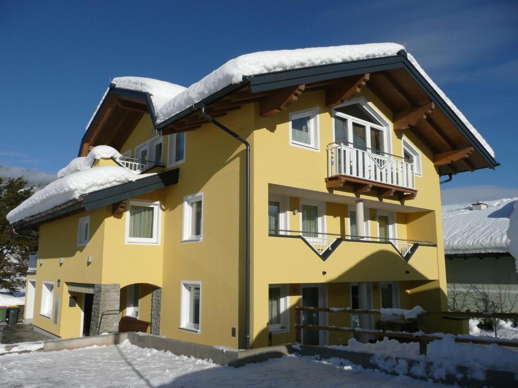 拉德施塔特国王之家公寓的屋顶上积雪的黄色建筑
