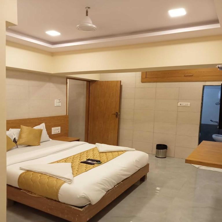 孟买Hotel New Sarah Inn, Andheri West的一间卧室,卧室内配有一张大床