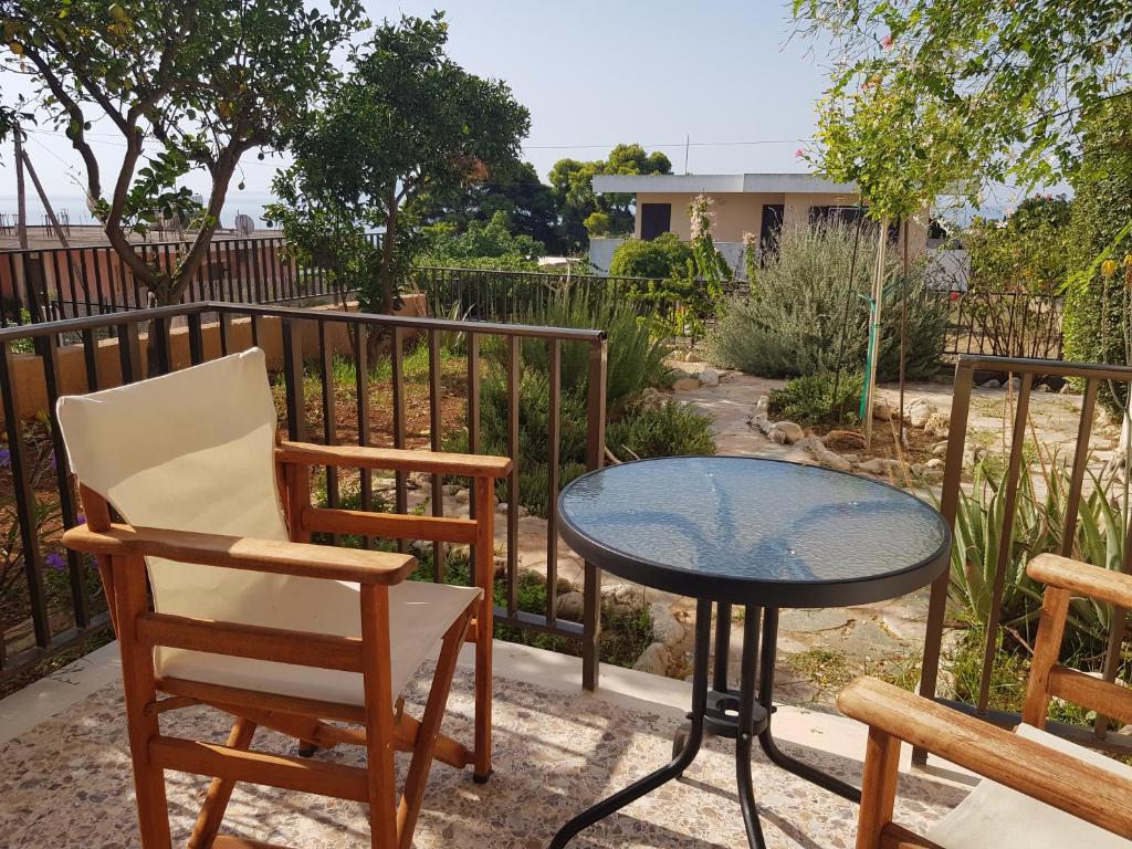 凯法利尼亚岛Filippos Apartments "Apartment 1"的一个带桌椅和围栏的庭院