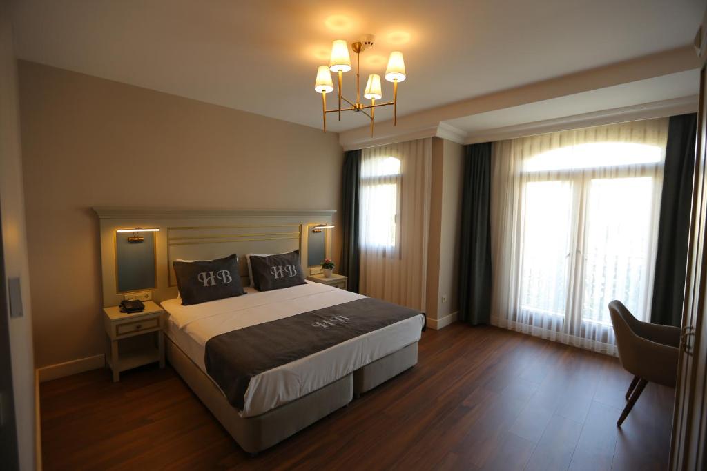 伊斯坦布尔HaciBayramHotel的酒店客房,配有床和电视