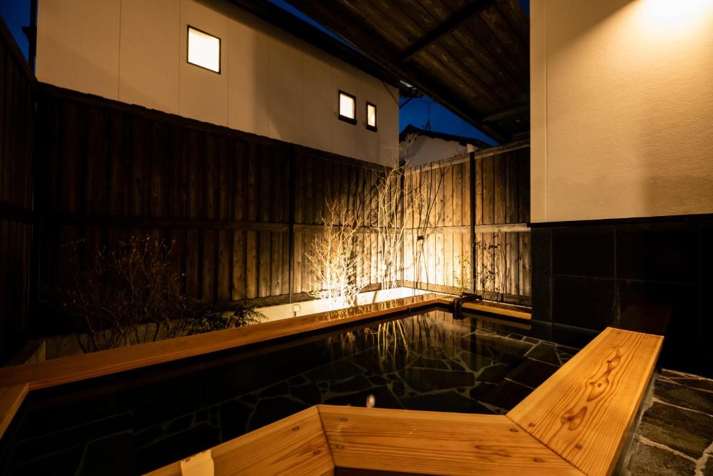 由布市Kotonone Mai Suzu的木墙房间的水池