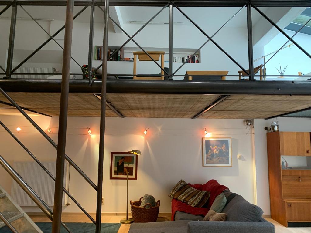 列日Le Loft Nautilus by Maison Brasseurs d'Etoiles的客厅配有高架床和沙发
