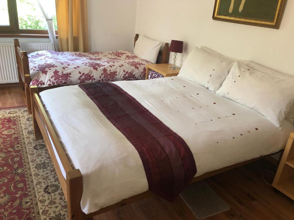 里梅泰亚Cabana Sweetlife的一张位于房间的床,里面设有两张床