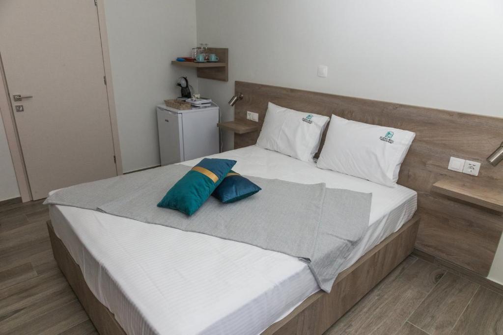 阿莫利亚尼岛elenamou seaview rooms的一间卧室配有一张带两个枕头的床