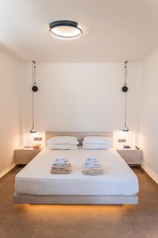 North Wind Luxury Suites客房内的一张或多张床位