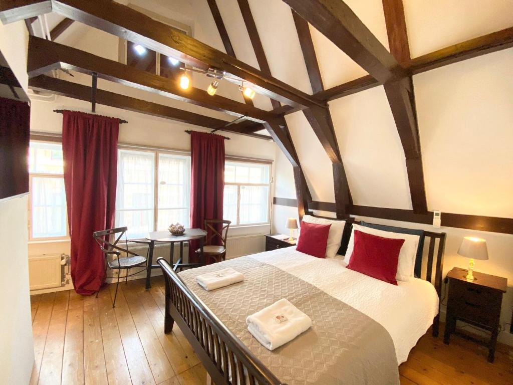 阿姆斯特丹Flinder Amsterdam的一间卧室配有一张带红色枕头的大床