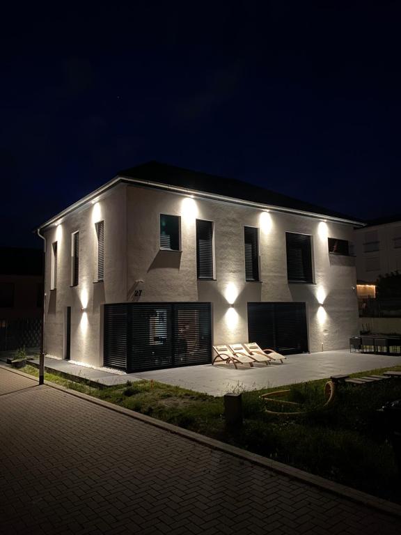 汉诺威Luxus Villa Hannover Messe的一座白色的大建筑,晚上有灯