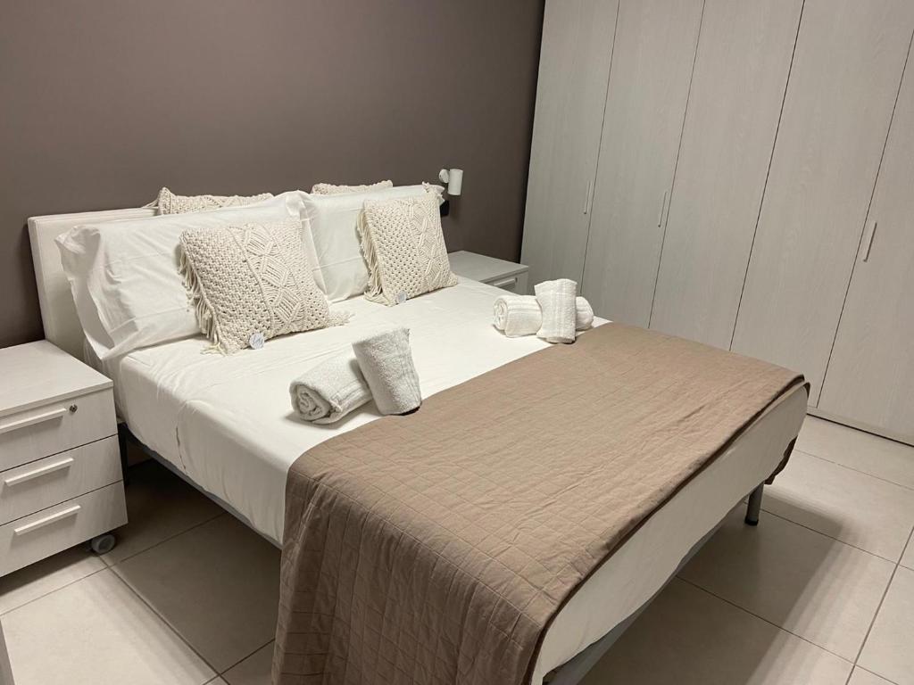 巴里suite48的一间卧室配有带白色床单和枕头的床。