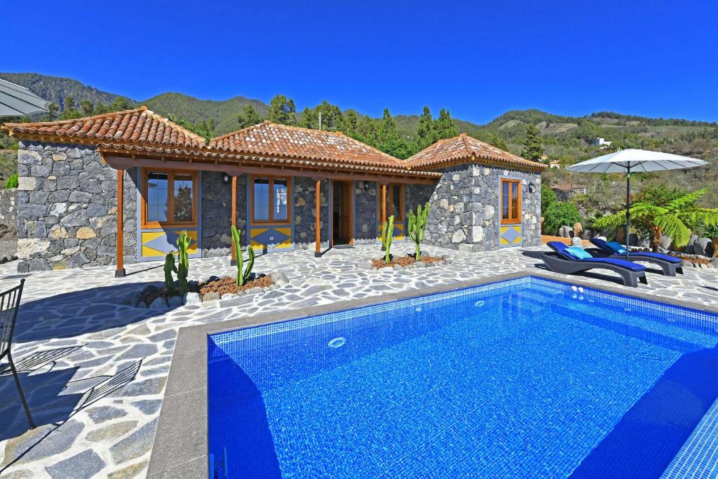 蒂哈拉费Casa El Vendaval的别墅前设有游泳池