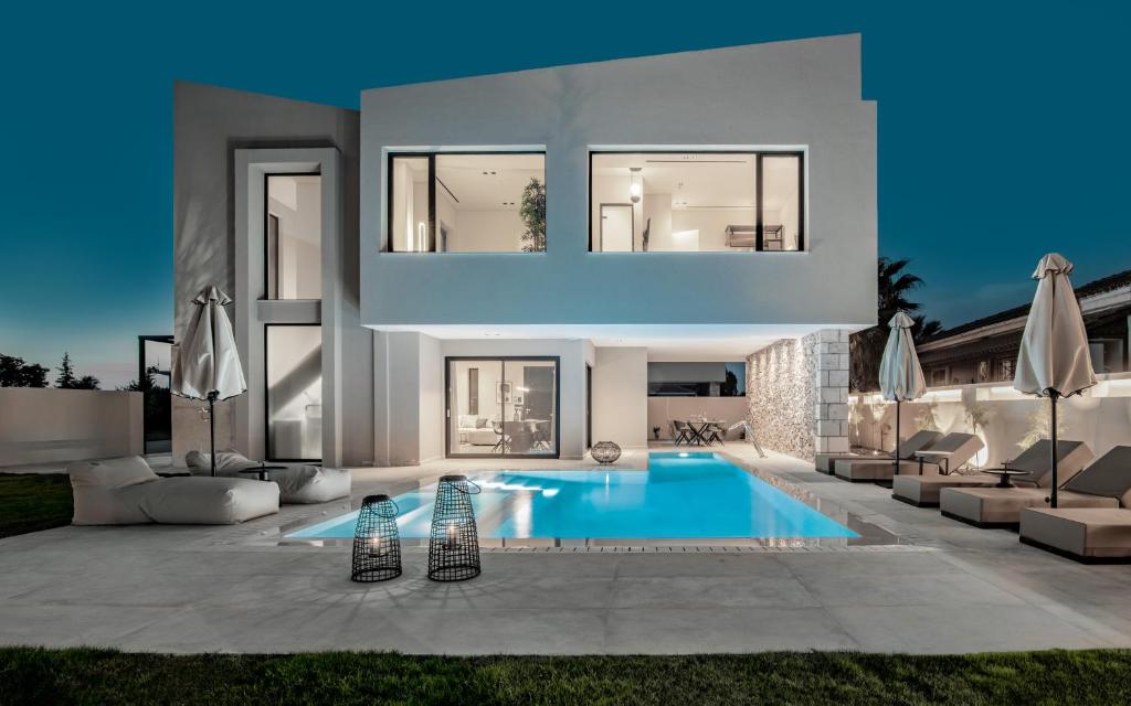 扎金索斯镇Vorto Luxury Villas, a Signature Island Retreat, By ThinkVilla的一座大房子,在院子里设有游泳池