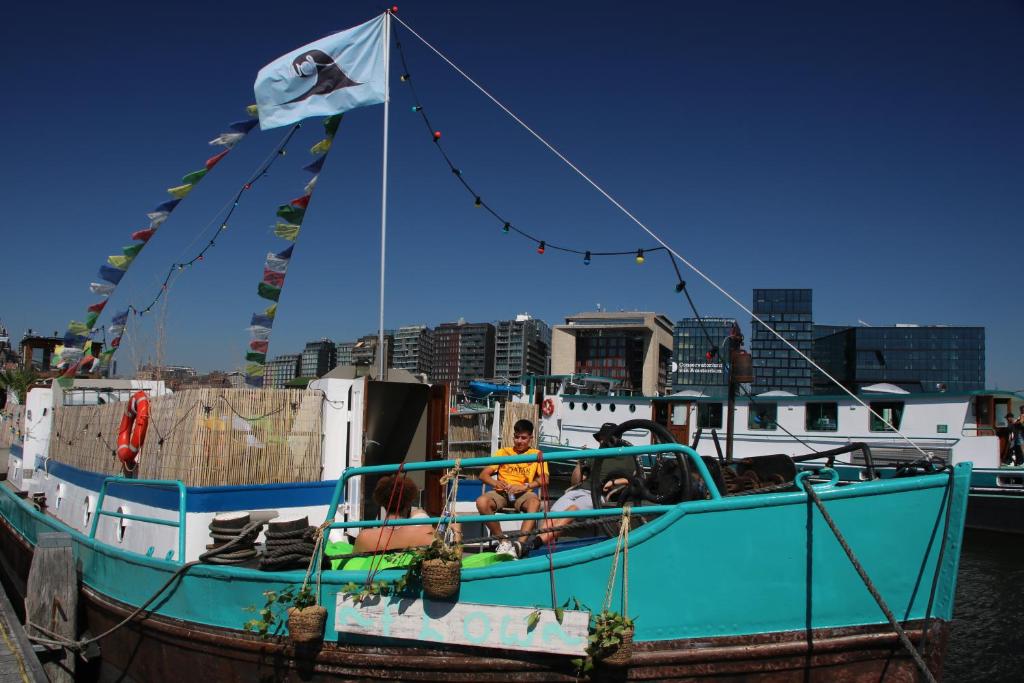 阿姆斯特丹FLOW的一条蓝色的船,有两个人坐在船上