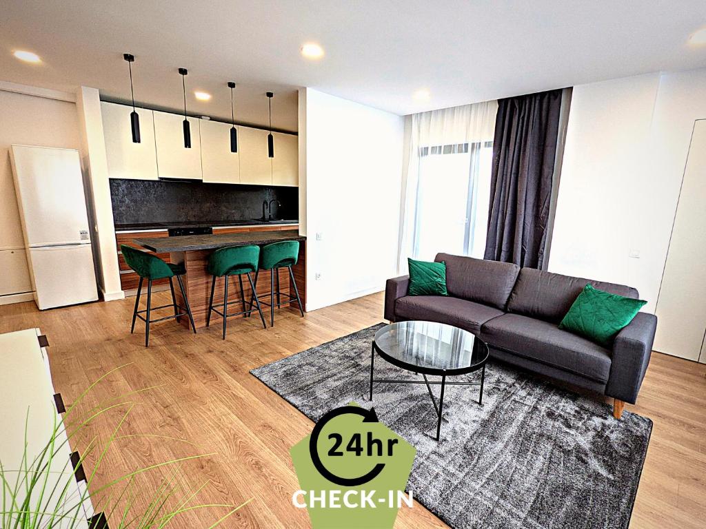 克卢日-纳波卡Ira Premium Apartment Cluj的客厅配有沙发和桌子