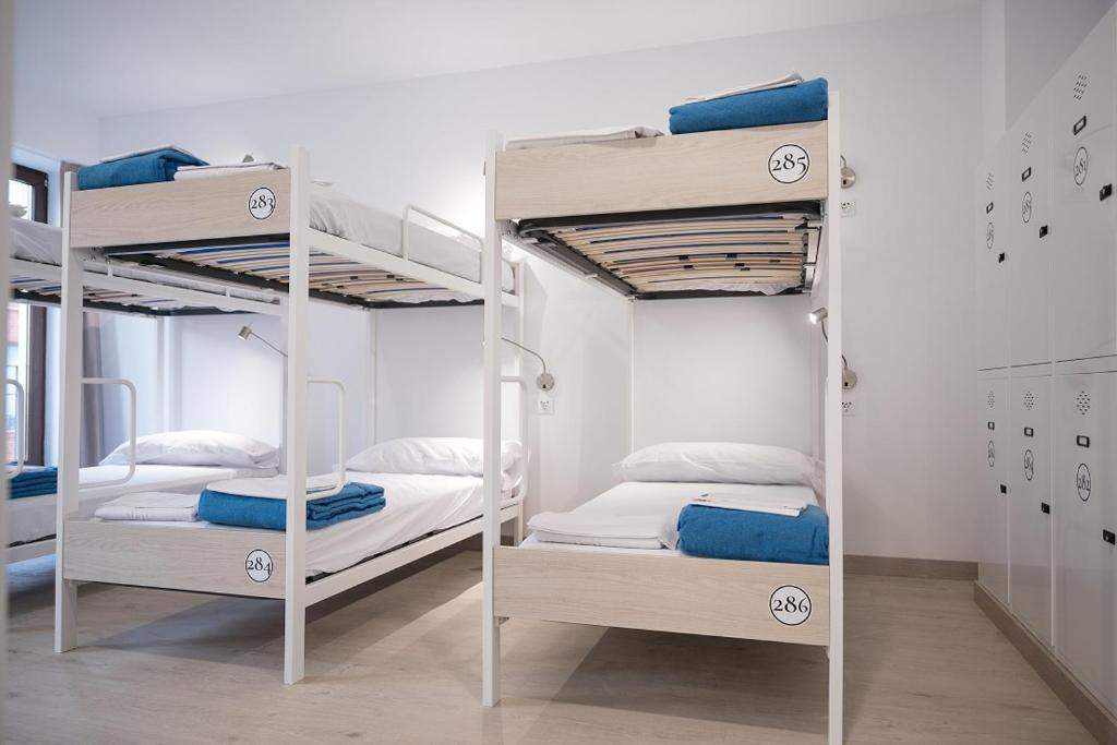 莱昂PALACIO REAL HOSTEL的一间客房内配有两张双层床的房间