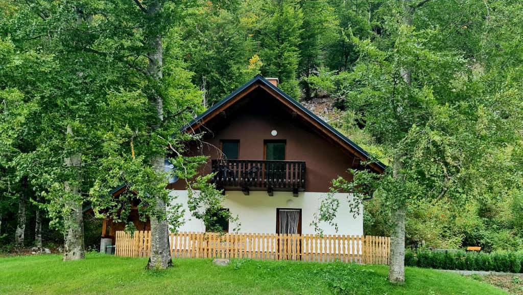 佐尔尼耶戈迪Radovna Mountain Valley Cottage的房屋的顶部设有阳台