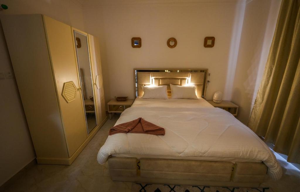 塞拉莱نسائم صلاله NassayemSalalah的一间卧室配有一张带白色床单的大床