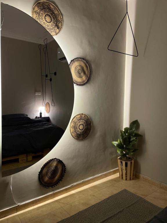 哈萨Entire apartment的卧室配有大圆镜
