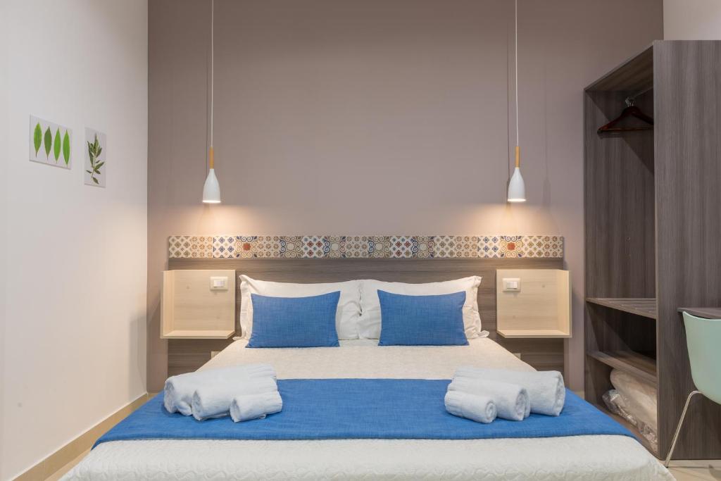 夏卡Casa dell'Aromatario b&b的一间卧室配有一张带蓝色枕头的大床