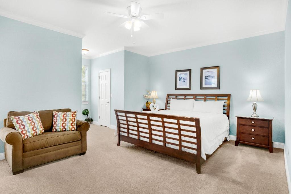 德斯坦Serenity的一间卧室配有一张床和一张沙发