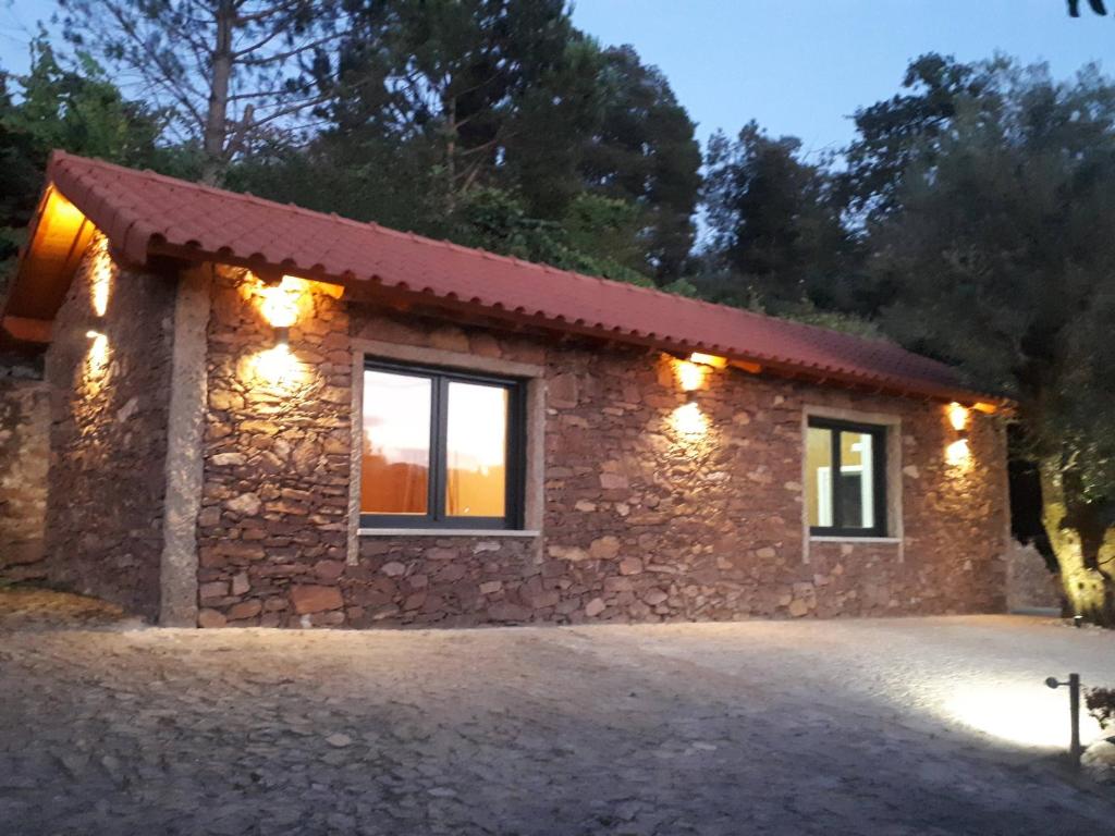 蒙丁-迪巴什图Casa da Pena的石头房子的一侧有灯
