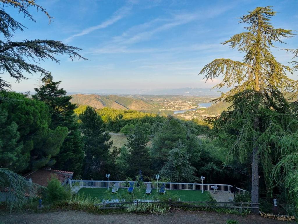 Saint-Jean-de-MuzolsTikazéla - Domaine Ombre et Lumière的从树木茂密的山丘上欣赏到山谷的景色