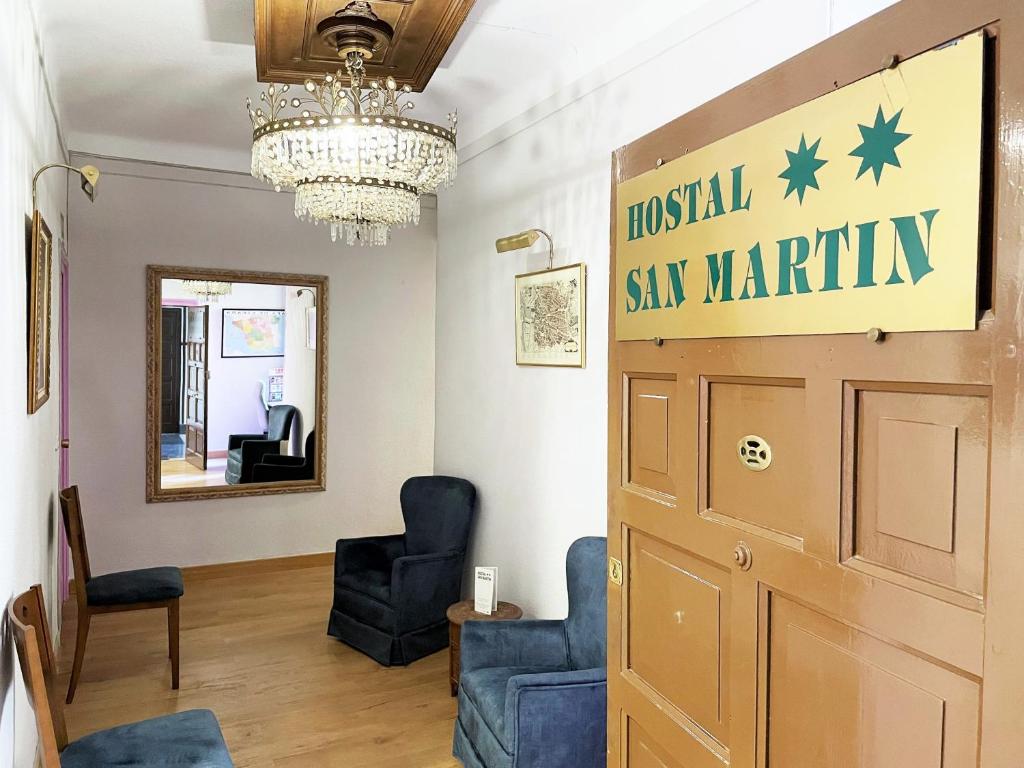 马德里圣马丁旅馆的门上带有医院标志的等候室