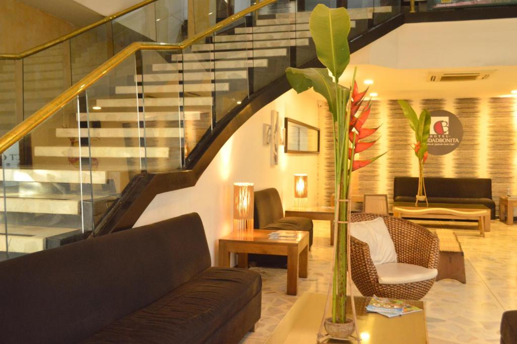 布卡拉曼加Hotel Ciudad Bonita的带沙发和楼梯的客厅