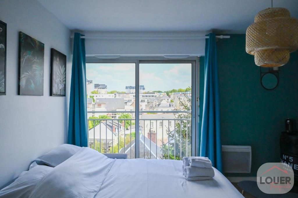 La RicheLe Vauquier Calme moderne confortable Tours的一间卧室设有一张床和一个大窗户