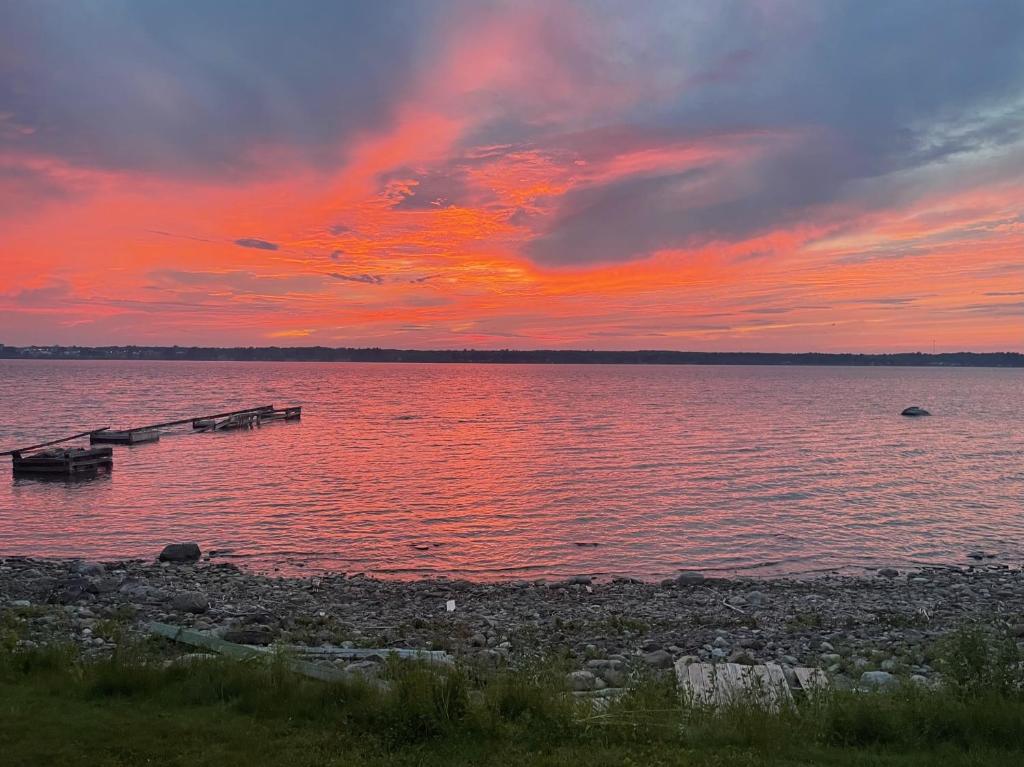 奥格登斯堡Summer specials on the Saint Lawrence River的日落在一大片水面上