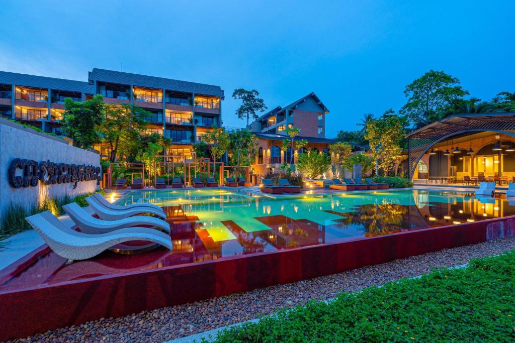 拉迈Thai Fight Hotel的度假村的游泳池