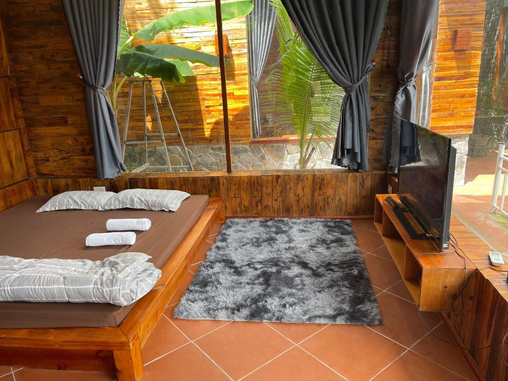 Bạc LiêuXu xu motel的客房设有1张床、1台电视和1台电视。
