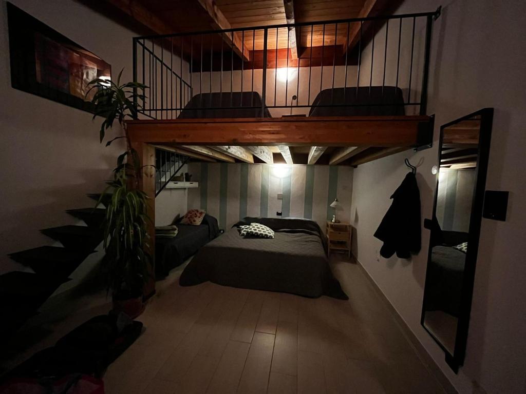 伊夫雷亚卡希纳贝德利亚住宿加早餐旅馆的一间卧室设有高架床和楼梯。