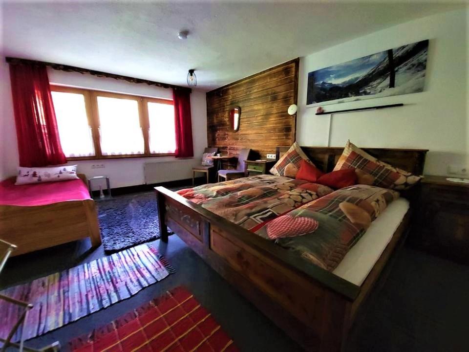 奥伯古格尔Apartment Gletscherbergblick的一间卧室,卧室内配有一张大床